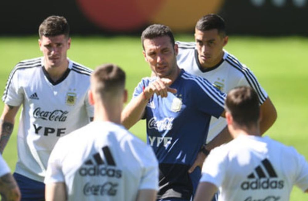 Lionel Scaloni confirmó una lista de 28 futbolistas para que la Selección Argentina lleve adelante su última fecha FIFA antes del Mundial de Qatar 2022. / Gentileza.