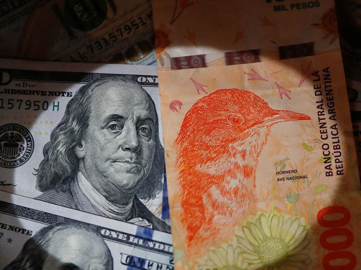 El dólar blue está imparable y perforó la barrera de los $1.000. (Reuters)
