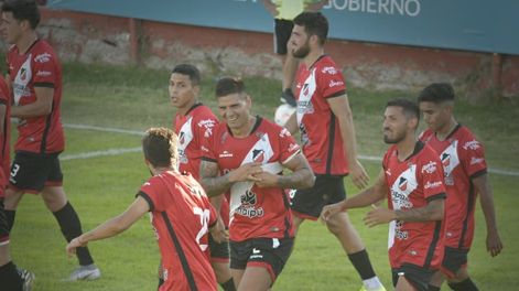 El defensor se hizo cargo del disparo del penal y le dio el triunfo al Cruzado / Orlando Pelichotti.