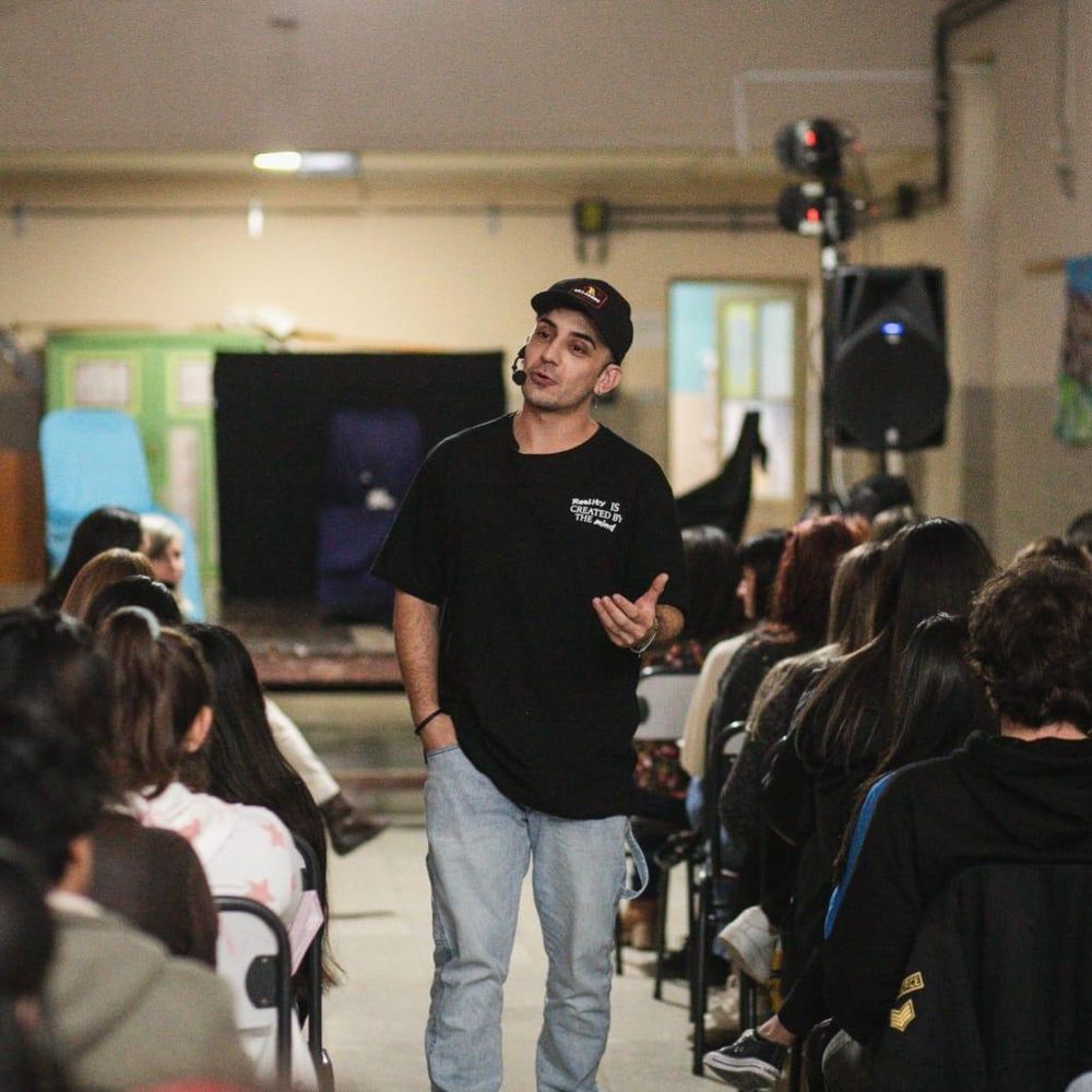 El actor y orador lleva más de mil charlas en escuelas de todo el país. Foto: Gentileza Oviedo.