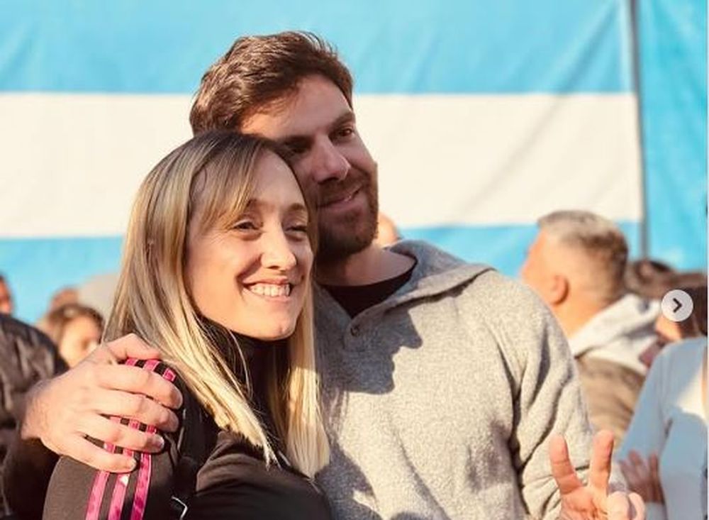 La senadora nacional Anabel Fernández Sagasti y su novio, el influencer kirchnerista Cristian Cimminelli, durante la marcha de a favor de Cristina Kirchner en Plaza de Mayo.