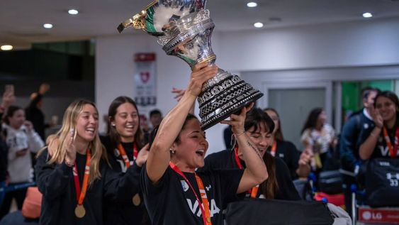 Fiesta en Ezeiza: la vuelta de Las Leonas tras el campeonato mundial Fiesta en Ezeiza: la vuelta de Las Leonas tras el campeonato mundial