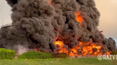 Los Andes | En esta imagen, tomada de un video distribuido en el canal de Telegram del gobernador de Sebastopol, Mikhail Razvozhaev, el 29 de abril de 2023, se puede ver el denso humo negro y las llamas causadas por un incendio en un tanque de combustible incendiado