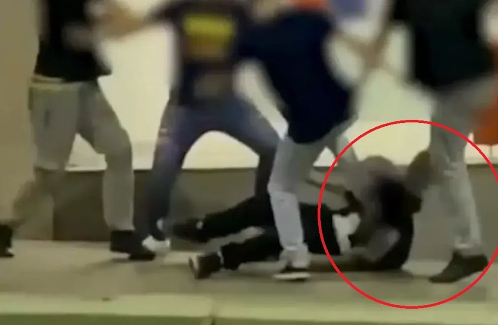 Un joven quedó inconsciente tras recibir una brutal patada en la cabeza a la salida de un boliche (Foto: captura video)