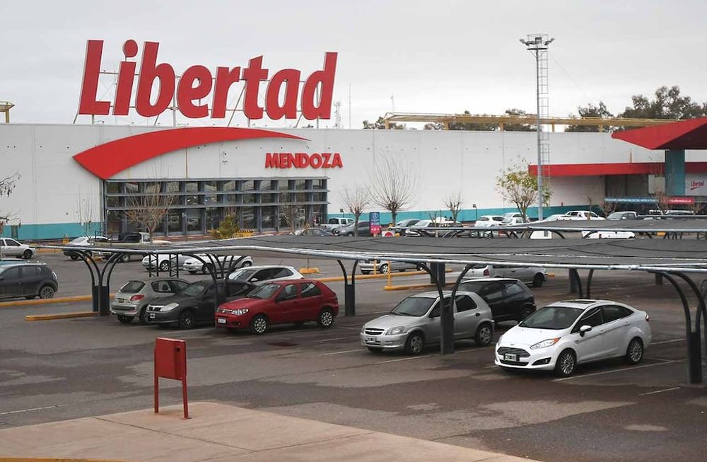 Varias sucursales de la cadena de hipermercados Libertad cierran y volverán a abrir de la mano de La Anónima