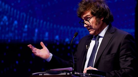 Javier Milei, de la coalición La Libertad Avanza, durante un debate entre candidatos presidenciales de cara a los comicios generales de octubre, el domingo 1 de octubre de 2023, en Santiago del Estero, Argentina. (AP Foto/Tomas F. Cuesta, Pool via AP)