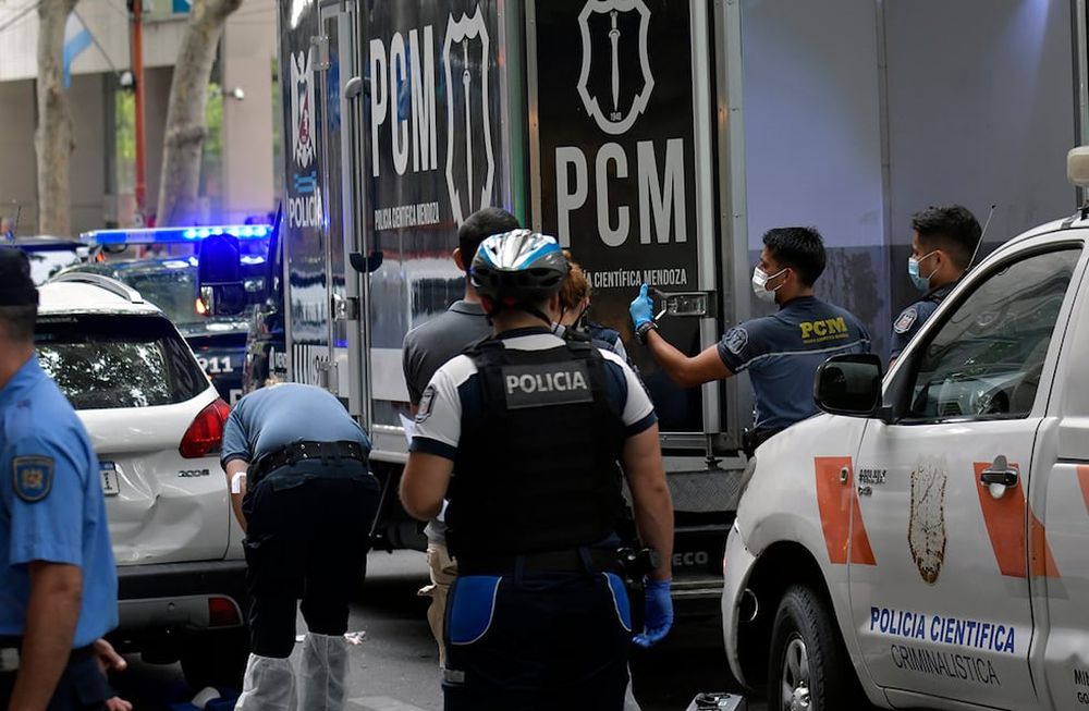 Nelson Luís Sánchez Oliva (69 años), de nacionalidad cubana, pero residía en Chile, cayó desde el décimo piso del Hotel Mendoza y falleció.  Foto: Orlando Pelichotti
