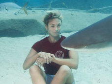 Cristina Zenato junto a un tiburón.&nbsp;