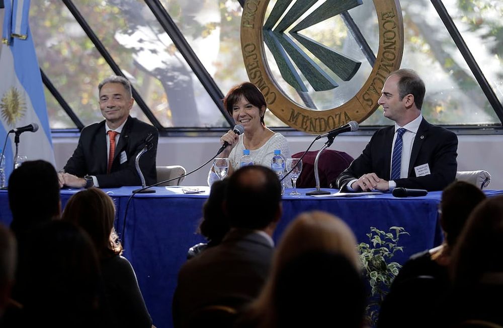 Mercedes Marco del Pont estuvo en Mendoza y expuso en el Consejo Profesional de Ciencias Económicas. - Gentileza
