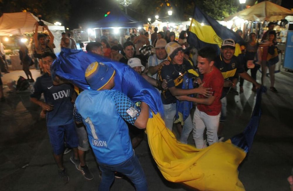 Así festejaron los hinchas de Boca en el centro de Mendoza