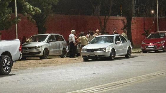 Los autos que recibieron impactos de bala en el ataque, cerca del Atlético Club San Martín. (Los Andes)&nbsp;