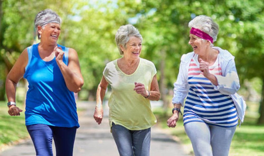 Este ejercicio trae muchos beneficios para las personas mayores de 60 años.
