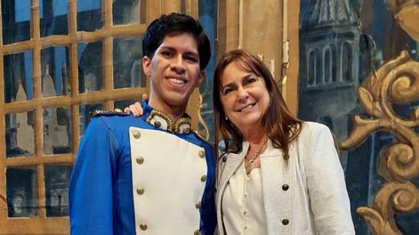 Hernán junto a Claudia, una de sus docentes en el teatro Colón, donde ingresó hace casi tres años. | Foto: gentileza