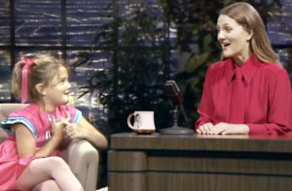 Insólito: Drew Barrymore entrevista a su “yo” de 7 años para su nuevo talk show