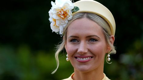 Laura-Ann Barr posa para las fotos cuando llega a las carreras de caballos Royal Ascot, en el hipódromo de Ascot en Ascot, Inglaterra.
