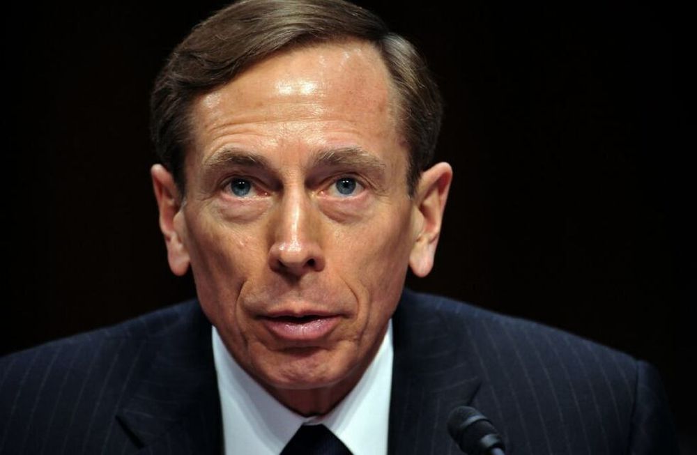 Renunció el director de la CIA por un escándalo amoroso