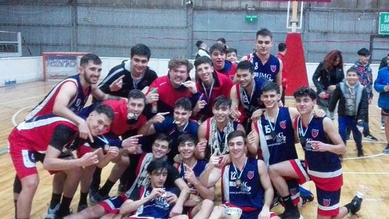 El plantel de Andes Talleres B se consagró campeón del certamen Apertura Nivel DOS y jugará el próximo certamen en el Nivel UNO. / Gentileza.