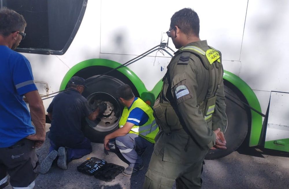 Un operativo de la Comisión Nacional de Regulación del Transporte (CNRT)  y Gendarmería realizado hace días en Lavallle.  / Foto: Gendarmería Nacional.
