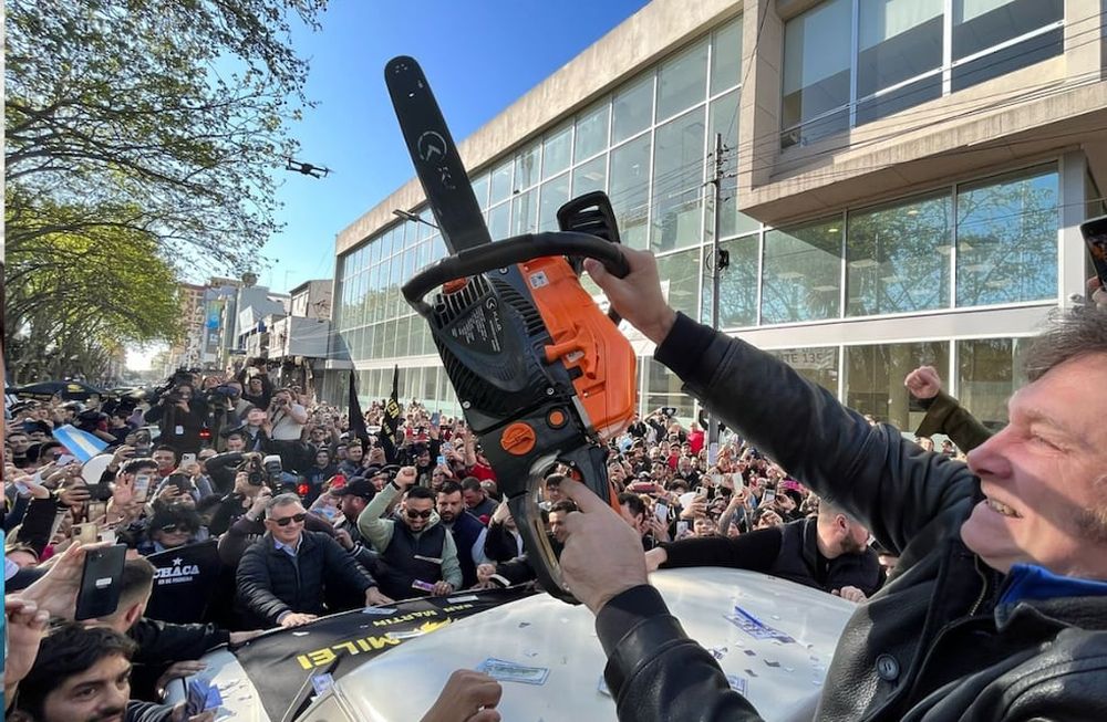 El Wall Street Journal hizo un perfil de Javier Milei antes de las elecciones: “Ex rockero de peinado salvaje promete rehacer la Argentina”. / Imagen ilustrativa