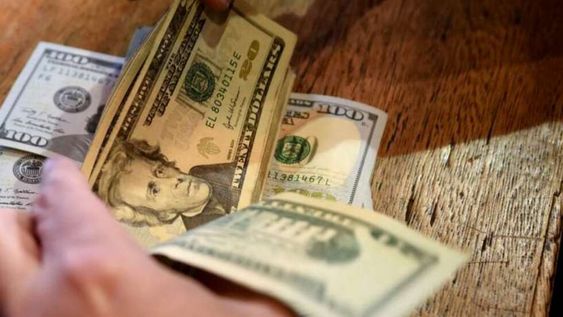 Dólar alterado mientras el mercado sigue de cerca la situación financiera del tesoro y el Gobierno gestiona los vencimientos de deuda por U$S 7.000 millones en junio.