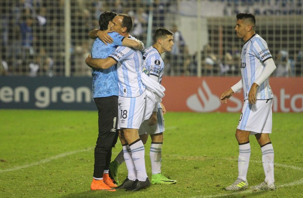 Atlético Tucumán sacó una buena ventaja para viajar tranquilo a Colombia