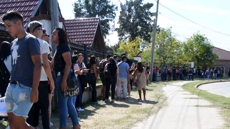 Un supermercado ofreció 600 puestos de trabajo en Buenos Aires y hubo hasta 5 cuadras de cola.