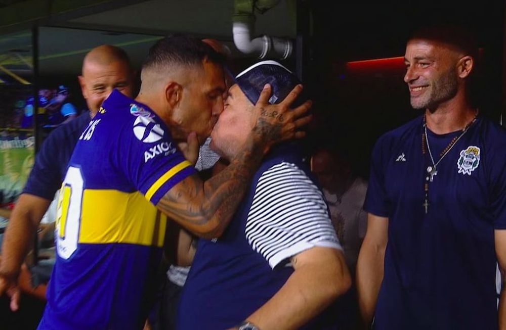 El beso entre Caritos Tevez y Diego Maradona que hizo temblar la Bombonera cuando el Xeneize se consagró campeón en el mes de marzo. / Gentileza