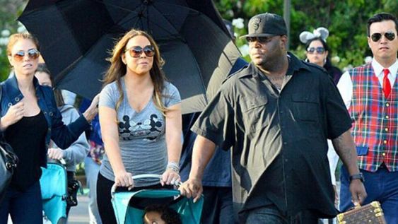Top, top: Mariah Carey tiene asistente de paraguas