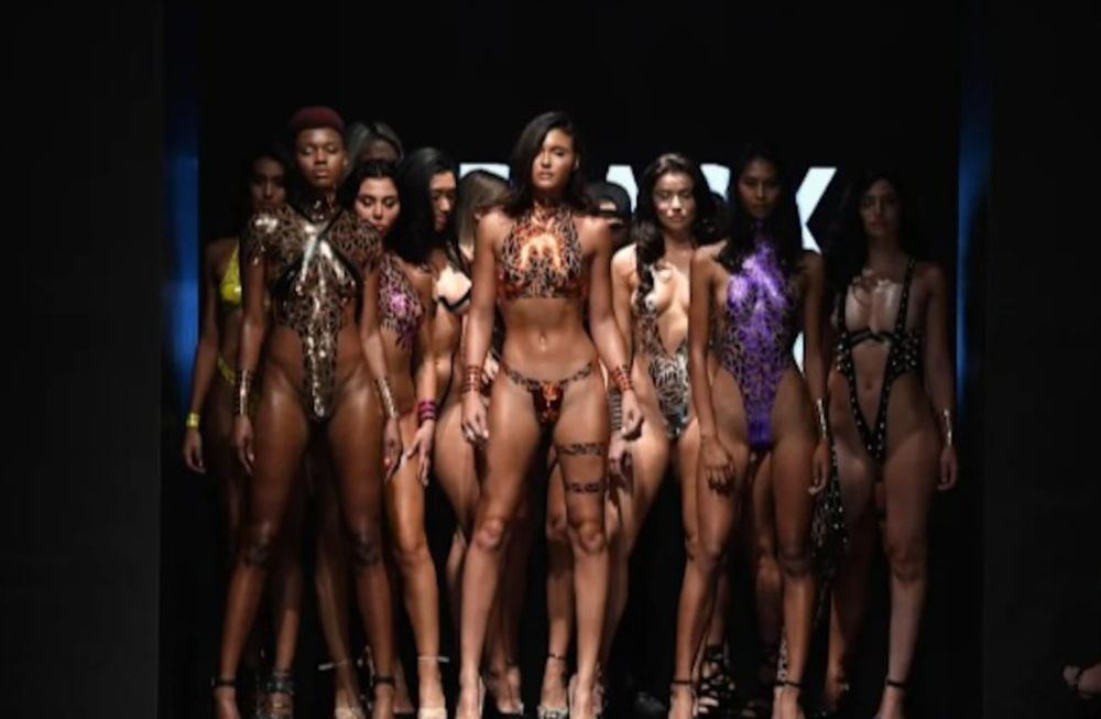 Un diseñador hizo desfilar a sus modelos vestidas solo con unas cintas adhesivas. Getty Images for Art Hearts Fashion