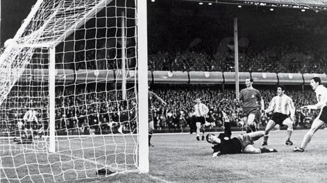 Argentina y España se enfrentaron hasta ahora solo en una edición de mundiales y fue en 1966 en el de Inglaterra. Ganó la Albiceleste con dos goles de Luis Artime