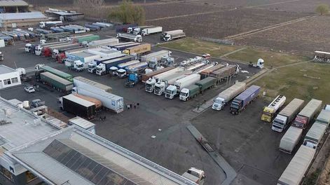 Los Andes | Algunos camiones  en la estación de servicios ubicada en la Ruta 40 y Ruta 7 a Chile, esperando la habilitación del paso al vecino paísFoto: José Gutierrez / Los Andes