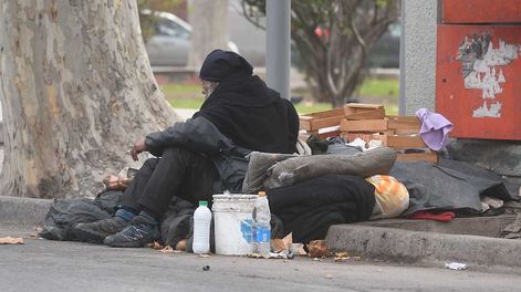 Los Andes | Además de las viandas que distribuyen de noche grupos de voluntarios, refuerzan la asistencia con frazadas y camperas. | Foto: José Gutiérrez / Los Andes