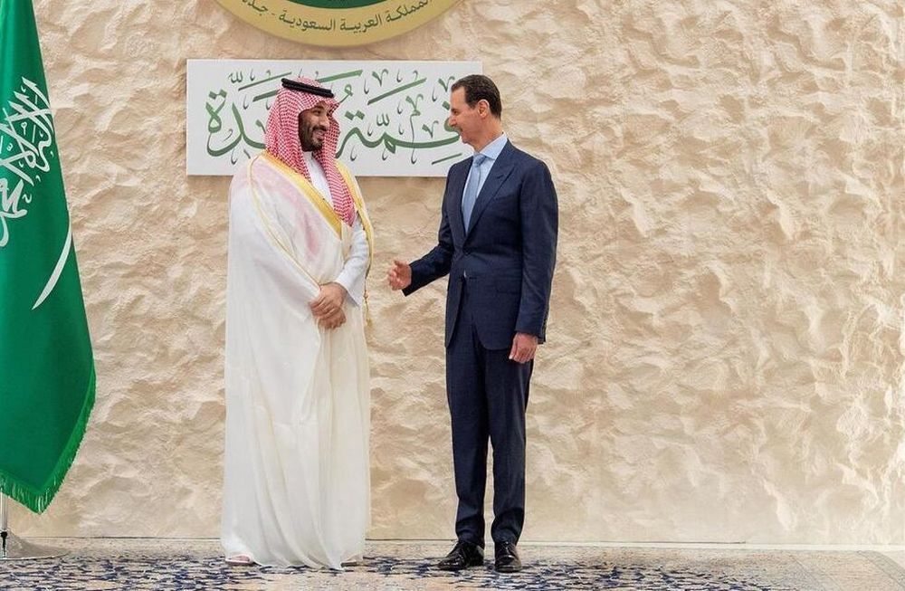 El príncipe heredero de Arabia Saudita,  Mohamed bin Salmán, da la bienvenida al presidente sirio, Bashar al Assad, a la cumbre de la Liga Árabe en Yedá que se celebra este viernes 19 de mayo de 2023.