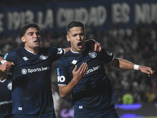 El goleador Alex Arce apareció en el mejor momento de la Lepra frente al Canalla y sumó el segundo gol en el conjunto del Parque. El goleador Alex Arce apareció en el mejor momento de la Lepra frente al Canalla y sumó el segundo gol en el conjunto del Parque.