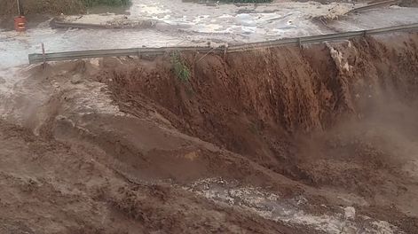 Por el desborde de un cauce cortaron el tránsito en la ruta provincial 14 en Maipú. Foto: Dirección Provincial de Vialidad.