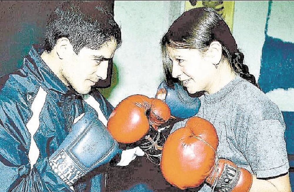 Un día como hoy.de 2000. Cintia cambió la rutina por unos guantes