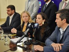 La ministra de Seguridad y Justicia, Mercedes Rus, presentó un paquete de once leyes en la Legislatura. La acompañaron la vicegobernadora Hebe Casado y el presidente de la Cámara de Diputados, Andrés Lombardi. Foto: Prensa Diputados