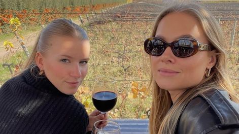 La influencer francesa Joséphine Wit compartió un video de su visita a Mendoza junto a su hermana en su canal de YouTube. Gentileza: Instagram @josephinewit.