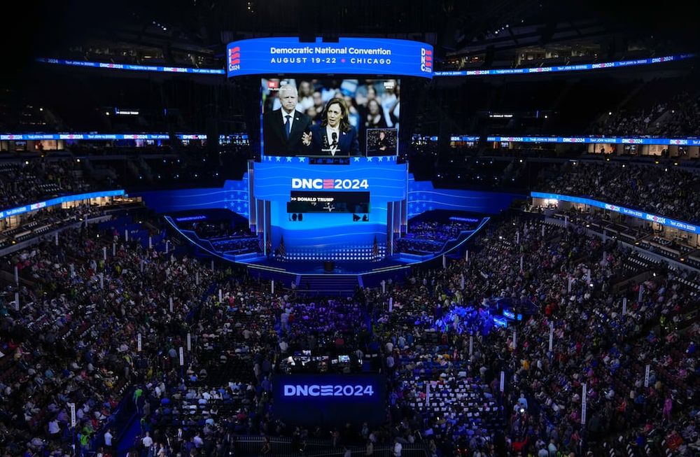 Un video de la aspirante a la candidatura demócrata presidencial Kamala Harris es mostrado en las pantallas durante la Convención Nacional Demócrata, el miércoles 21 de agosto de 2024, en Chicago. (AP Foto/J. Scott Applewhite)