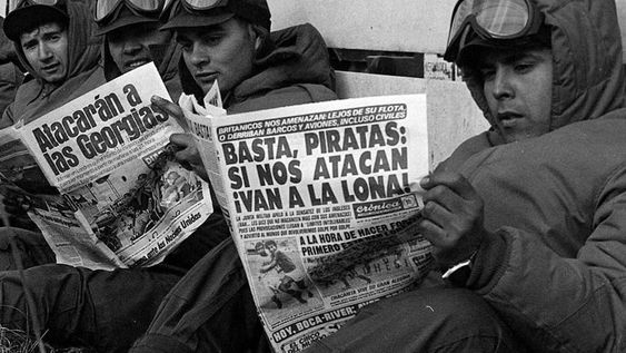 Esas madres vivieron el calvario de pasar los tres meses que duró el conflicto bélico escuchando las penosas noticias sobre el desarrollo de la Guerra y que tenían como fuente al Gobierno militar; en la mayoría de los casos ocultaba o alteraba la verdad de los hechos.