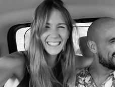 asi viven abel pintos y mora calabrese en su refugio de resistencia: obras de arte y cocina moderna
