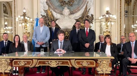 Los Andes | Milei detalló por cadena nacional su DNU para desregular la economía argentina y estuvo acompañado de su gabinete.