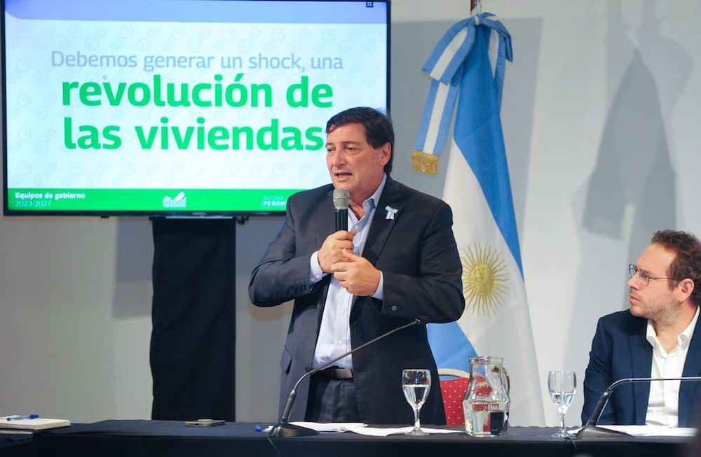 Omar Parisi prometió hacer la revolución de las viviendas.