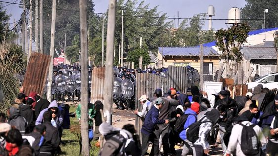 Desalojo e incidentes en Guernica - Clarín