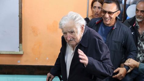 Los Andes | Los 7.225 centros de votación habilitados para la segunda vuelta de las elecciones presidenciales que Uruguay afronta este domingo se encuentran abiertos desde las 8:00 hora local (11:00 GMT). En la imagen, el exmandatario José Mujica a su llegada al cent