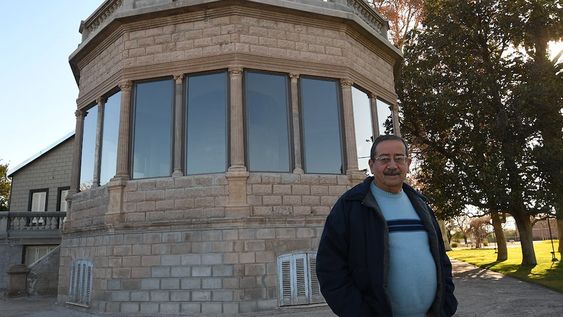 Manuel Chalabe, el vecino de Fray Luis Beltrán que recolectó casi 500 fotos antiguas de su pueblo y logró construir un archivo. Manuel frente a la casa de Rufino Ortega. Foto: Marcelo Rolland / Los Andes