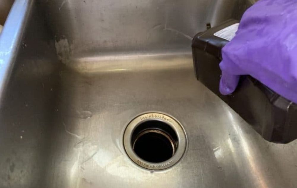 Utilizada correctamente en la limpieza, permite mantener estos espacios críticos de la cocina en condiciones higiénicas óptimas.