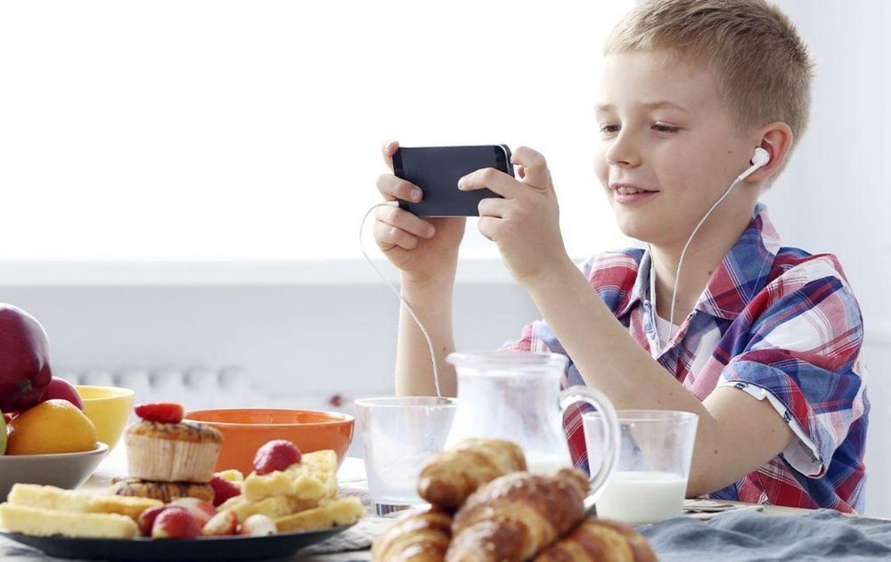 Debate educativo: Expertos cuestionan la naturalizaci&oacute;n del uso de celulares en ni&ntilde;os peque&ntilde;os y analizan la efectividad de las restricciones escolares.