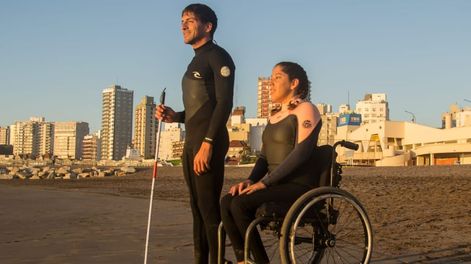 Los Andes | Surfeando adversidades: Georgina y Pablo, los 2 deportistas que no saben de adversidades y llegan al cine. Foto: Gentileza Maxi Shada