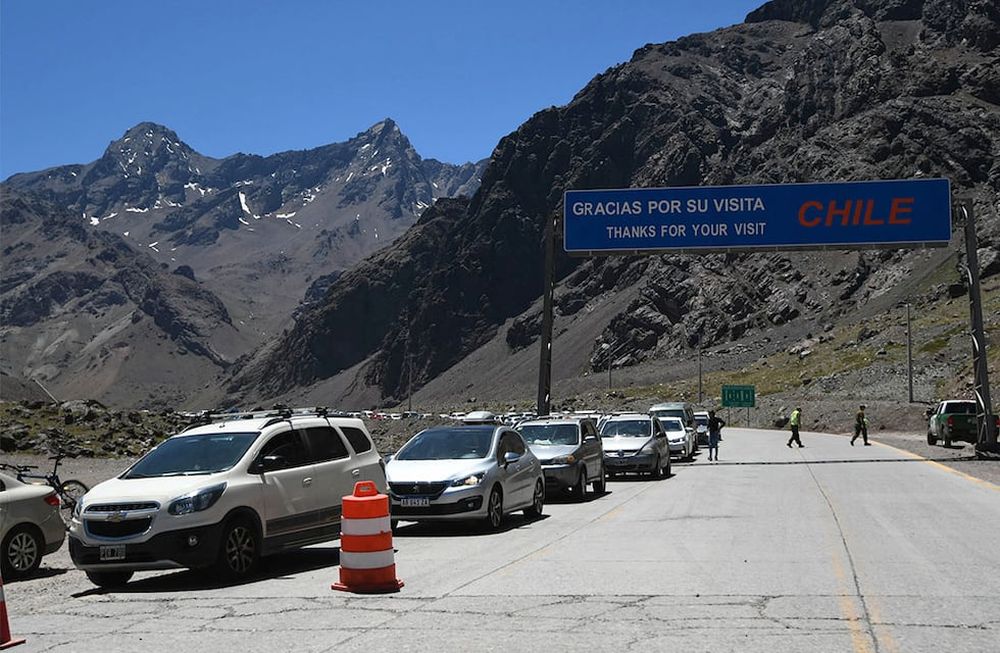 Desde las 12, los turistas locales podrán cruzar a Chile por el paso fronterizo Cristo Redentor-Los Libertadores.Foto José Gutiérrez / Los Andes